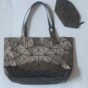 Geometric Burnished Gold & Black Tote Bag w/matching wristlet